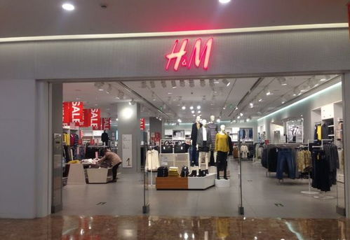 記者探訪H&M店，店門口三個女孩對“中國風”服裝反應各異